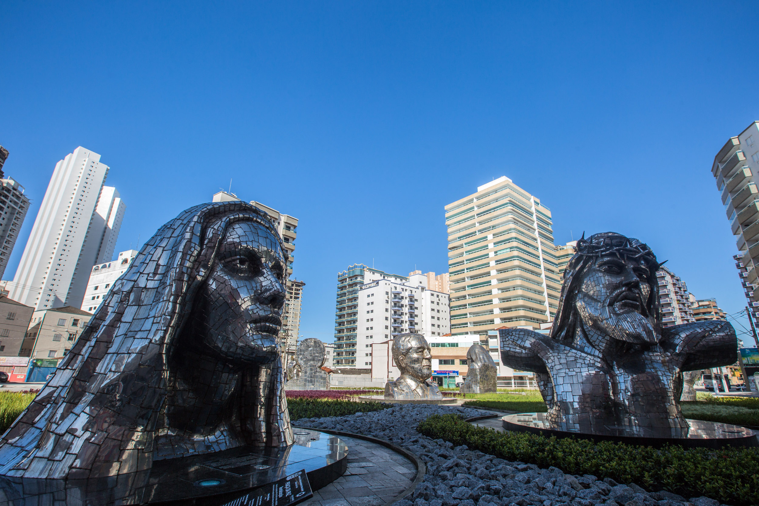 Imagem da Praça da Paz com esculturas e área aberta para visitação
